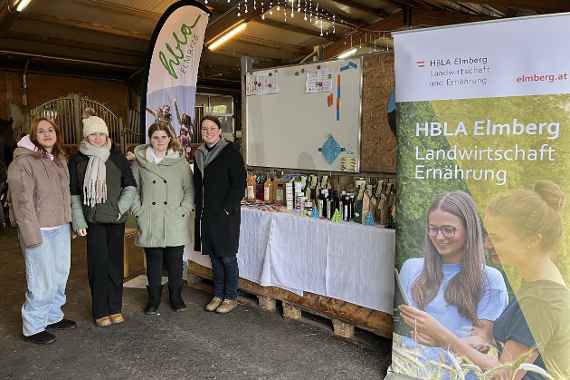 Schülerinnen beim Weinhachtsmarkt am Melferergut