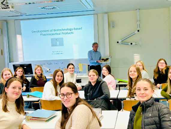 Herr DI Dr. Alois Sachslehner referiert zum Thema Biopharmazeutische Produkte