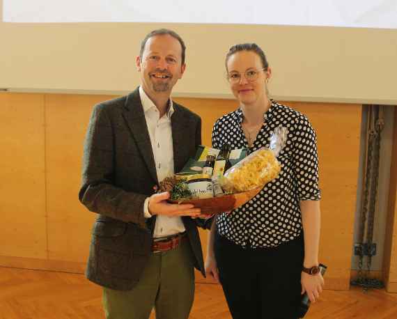 DI Martin Stürmer bei der Überreichung eines Geschenkkorbes durch DI Elisabeth Hammer