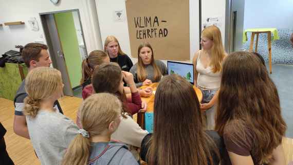 Schülerinnen und Schüler bei der Klassenkonferenz