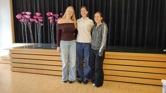 Das Präsidium der Klimarates in Elmberg: Präsidentin Clara Riedl (Mitte) mit den Stellvertreterinnen Amrei Küng und Marie Haselbauer.