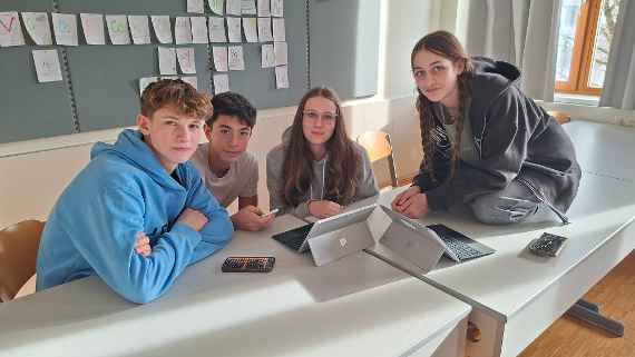 Schülerinnen und Schüler beim Experimentieren