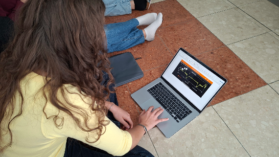 Schülerinnen bei der Auswertung von Daten am Laptop