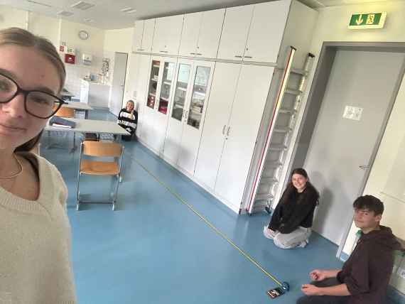 Schülerinnen und Schüler beim Experimentieren