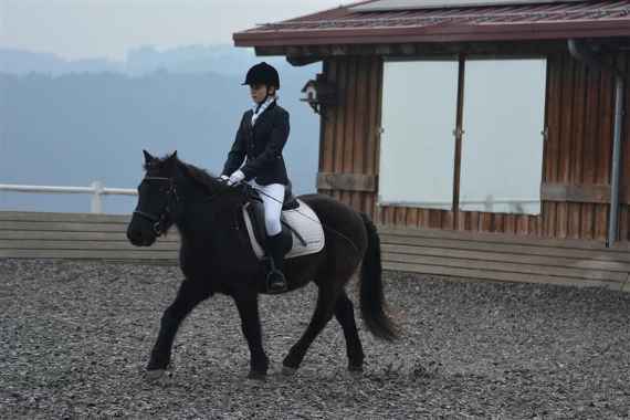 Elisabeth Zweckmair bei der Reiterprüfung