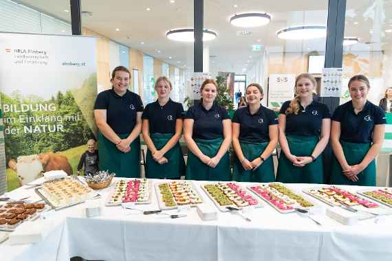 Schülerinnen der 3C bei der Betreuung des Buffets