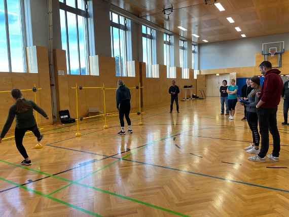 Schülerinnen und Schüler im Turnsaal beim SVS-Aktionstag