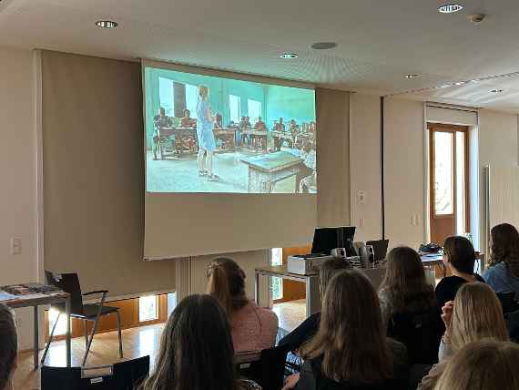 Schulausstattung in Benin und Elmberg