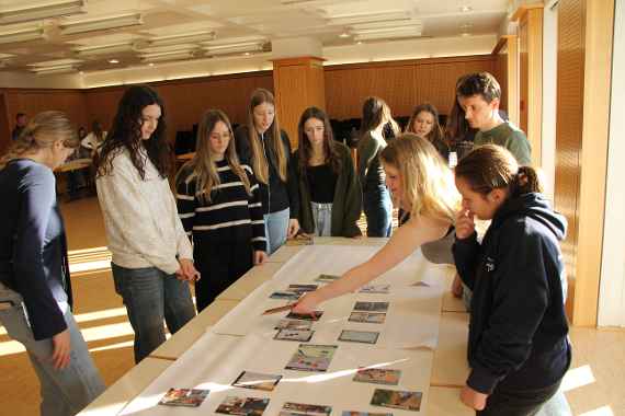 Die Mitglieder des Klimarates arbeiten am Klimapuzzle um die Schule noch fitter für den Klimawandel zu machen