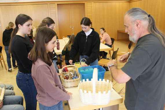 Schülerinnen beim Korbflechten