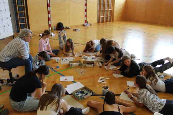 Schülerinnen und Schüler bei einem Spiel am Kennenlerntag