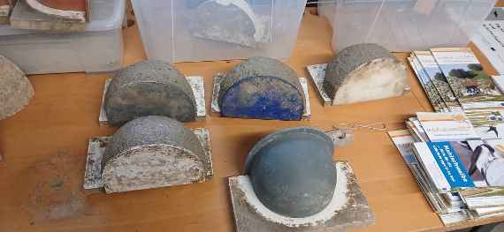 Mit Holzbeton und viel Handarbeit erschaffen die Schülerinnen im Workshop eine Nisthilfe für Schwalben