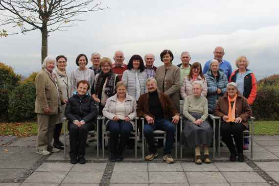Gruppenfoto vom Treffen ehemaliger Lehrkräfte am Elmberg Gruppenfoto vom Treffen ehemaliger Lehrkräfte am Elmberg