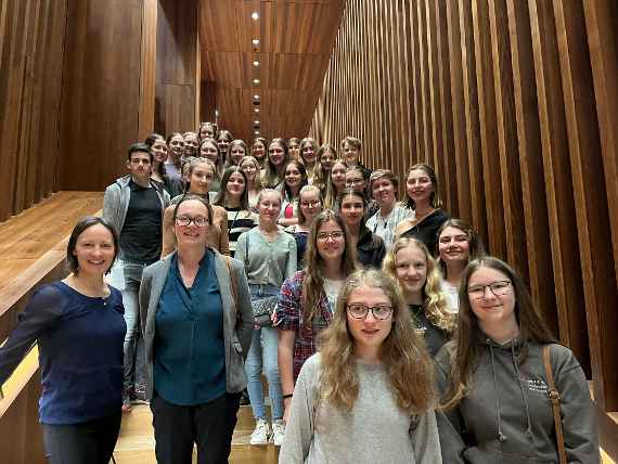 Gruppe von InternatsschülerInnen beim Theaterbesuch