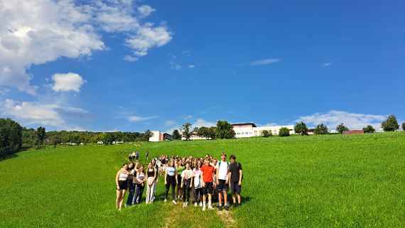Schülerinnen und Schüler auf dem Weg nach Linz