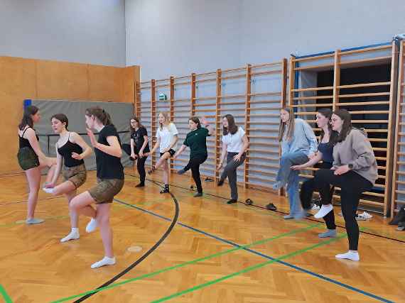 Schuhplatteln im Internat
