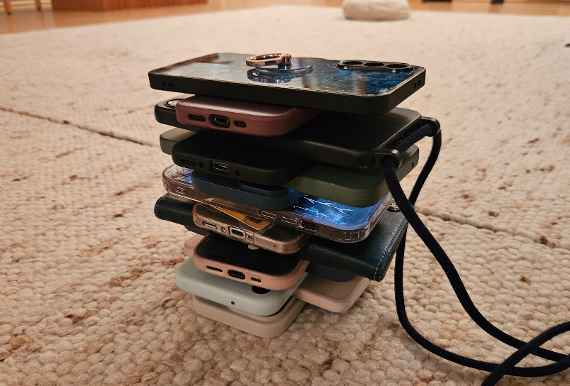 Abgegebene Handys aufeinander gestapelt