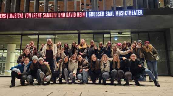 Gruppenfoto vor dem Musiktheater