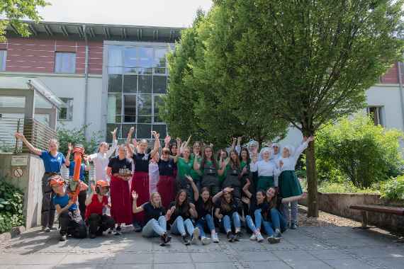 Schülerinnen und Schüler vor dem Schuleingang