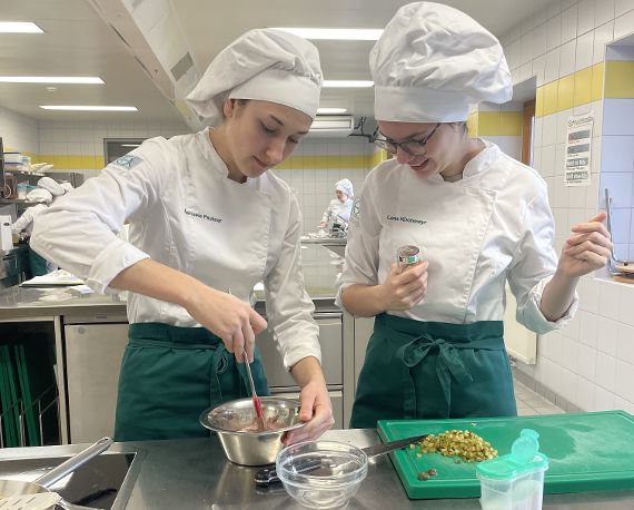 Schülerinnen bei der Entwicklung neuer Ideen