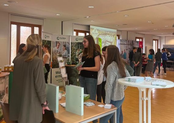 Schülerinnnen und Schüler beim Karrieretag an der HBLA Elmberg