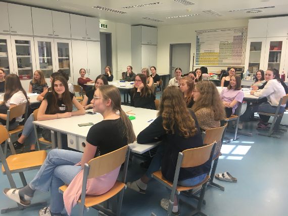 Schülerinnen und Schüler beim Geneanalyseworkshop