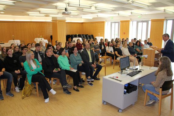 Bild von der 1. Generalversammlung der Schülerinnen- und Schülergenossenschaft