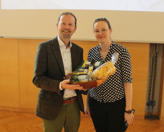 DI Martin Stürmer bei der Überreichung eines Geschenkkorbes durch DI Elisabeth Hammer