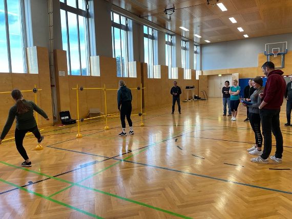 Schülerinnen und Schüler im Turnsaal beim SVS-Aktionstag