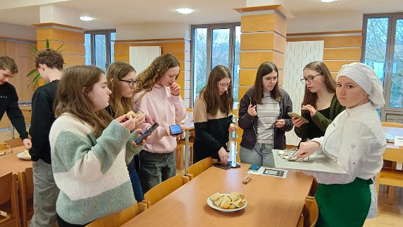 Schülerinnen und Schüler verkosten vegetarische Gerichte am Umwelttag