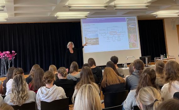 Schülerinnen und Schüler beim Vortrag über Stickstoff-Düngung 