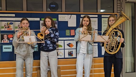 Musikantinnen im Internat