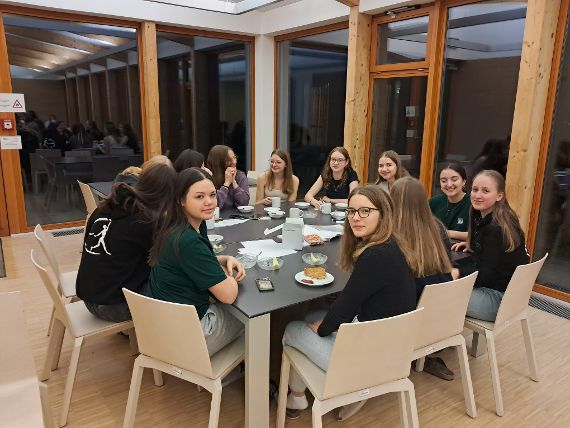 Schülerinnen beim „Meet & Greet“ im Rahmen des Umwelttages