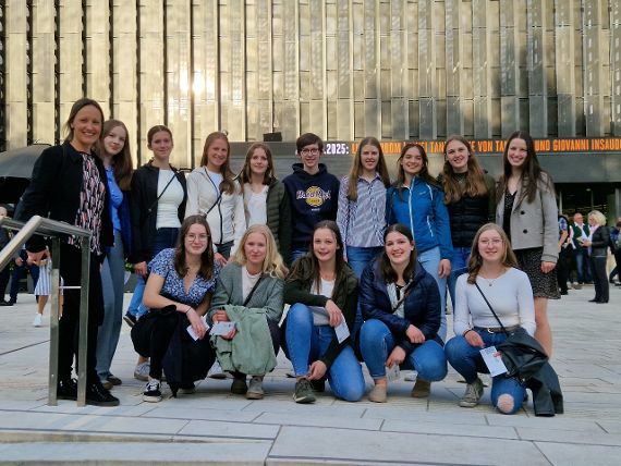 Gruppenfoto vor dem Linzer Musiktheater