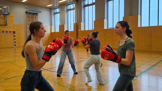 Schülerinnen beim Light Contact Boxing